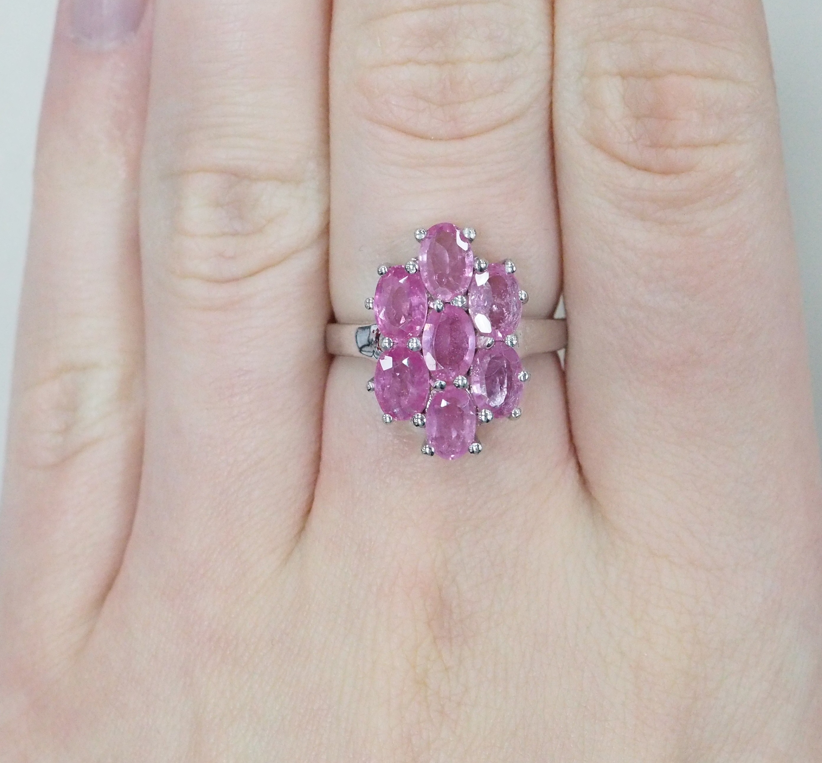 Серебряное кольцо с розовыми сапфирами